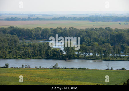 USA, Nebraska, Omaha Tribe Reservation, Omaha atterra sul fiume Missouri in Nebraska e Iowa, vista dal lato del Nebraska ai campi di mais e soia in Iowa Foto Stock