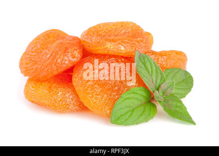 Albicocche secche con foglie di menta isolati su sfondo bianco Foto Stock