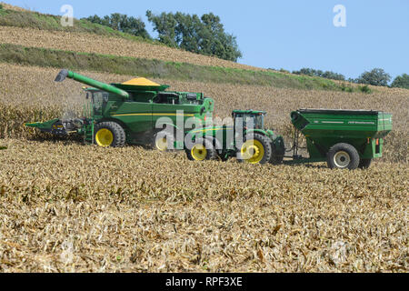 Stati Uniti d'America, Nebraska, prenotazione di Omaha, Omaha Nazioni Farm, la raccolta del granoturco con mietitrebbia John Deere Harvester Foto Stock