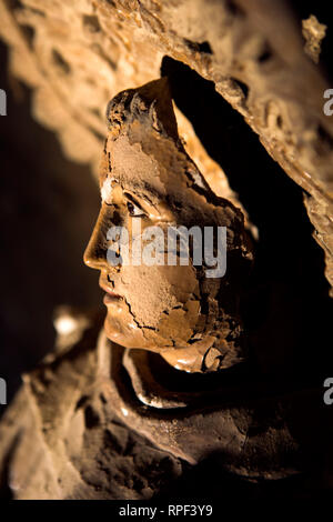 Napoli - Statua di un santo alle Fontanelle cimitero. Foto Stock