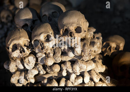 Napoli - teschi alle Fontanelle cimitero. Il cimitero in una grotta risale al XVI sec.. Foto Stock