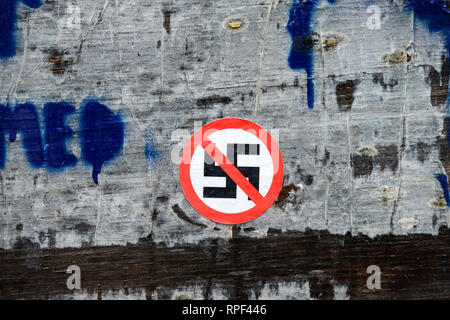 Stati Uniti d'America, Virginia, Charlottesville, anti Nazi simbolo alla parete edilizia dopo i tumulti di razzisti nel 2018 Foto Stock