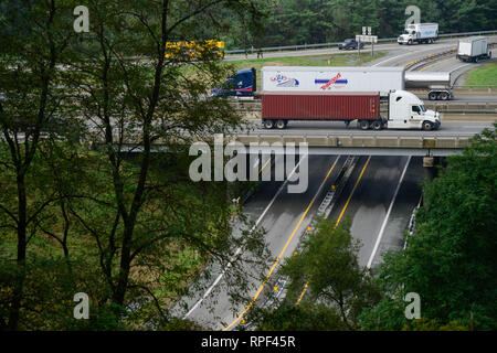 Stati Uniti d'America, Virginia, Waynesboro, big trucks su autostrada e ponte al Parco Nazionale di Shenandoah Foto Stock