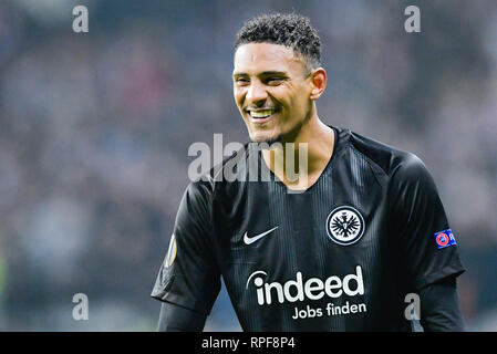 21 febbraio 2019, Assia, Frankfurt/Main: Calcio: Europa League, Eintracht Frankfurt - Schachtjor Donezk, knockout round, intermedio round, seconde gambe, la Commerzbank Arena. Francoforte è Sebastien Haller ride dopo il gioco. Foto: Uwe Anspach/dpa Foto Stock