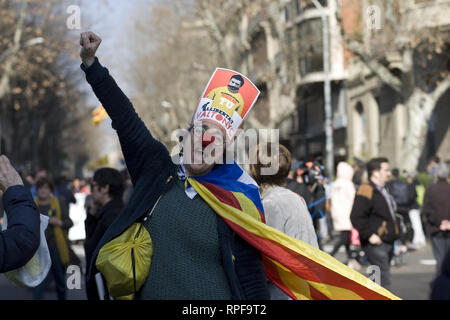 Barcellona, Spagna. Il 21 febbraio, 2019. Sciopero generale in Catalogna. Un manifestante partecipa allo sciopero generale in Barcellona Credito: Gaston Brito/FotoArena/Alamy Live News Foto Stock