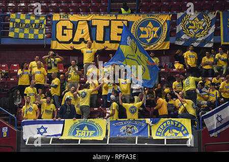 Foto di Claudio Grassi/LaPresse 21 febbraio 2019 Assago (MI) Italia sport basket AX Armani Exchange Olimpia Milano vs FOX Maccabi Tel Aviv - Turkish Airlines Eurolega 2018/2019 - Mediolanum Forum. Nella foto: I tifosi del Maccabi Photo Claudio Grassi/LaPresse Febbraio 21, 2019 Assago (MI) Italia sport basket AX Armani Exchange Olimpia Milano vs FOX Maccabi Tel Aviv - Turkish Airlines EuroLeague 2018/2019 - Mediolanum Forum. nel pic: Maccabi sostenitori Foto Stock