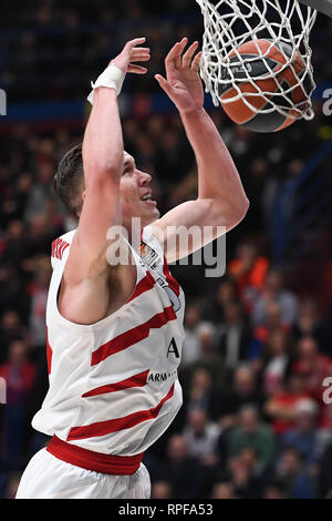 Foto di Claudio Grassi/LaPresse 21 febbraio 2019 Assago (MI) Italia sport basket AX Armani Exchange Olimpia Milano vs FOX Maccabi Tel Aviv - Turkish Airlines Eurolega 2018/2019 - Mediolanum Forum. Nella foto: Una schiacciata di Kaleb Tarczewski (#15 AX Armani Exchange Olimpia Milano) Foto Claudio Grassi/LaPresse Febbraio 21, 2019 Assago (MI) Italia sport basket AX Armani Exchange Olimpia Milano vs FOX Maccabi Tel Aviv - Turkish Airlines EuroLeague 2018/2019 - Mediolanum Forum. nel pic: Kaleb Tarczewski (#15 AX Armani Exchange Olimpia Milano) dunk Foto Stock