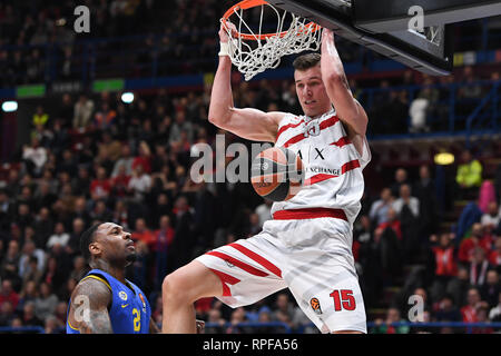 Foto di Claudio Grassi/LaPresse 21 febbraio 2019 Assago (MI) Italia sport basket AX Armani Exchange Olimpia Milano vs FOX Maccabi Tel Aviv - Turkish Airlines Eurolega 2018/2019 - Mediolanum Forum. Nella foto: Una schiacciata di Kaleb Tarczewski (#15 AX Armani Exchange Olimpia Milano) Foto Claudio Grassi/LaPresse Febbraio 21, 2019 Assago (MI) Italia sport basket AX Armani Exchange Olimpia Milano vs FOX Maccabi Tel Aviv - Turkish Airlines EuroLeague 2018/2019 - Mediolanum Forum. nel pic: Kaleb Tarczewski (#15 AX Armani Exchange Olimpia Milano) dunk Foto Stock