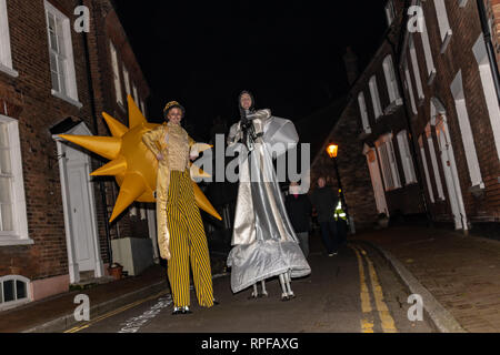 Poole, Regno Unito. Il 21 febbraio, 2019. Poole, Dorset. Il 21 febbraio 2019. Centinaia di visitatori testa a Poole Quay e del centro della città per vedere la luce e installazioni artistiche come parte del 'luce fino a Poole' Arts Festival. Lotteria e Arts Council England finanziato, la notte gratis ora evento porta su fino al 23 febbraio nel porto di Poole. Credito: Thomas Faull/Alamy Live News Foto Stock