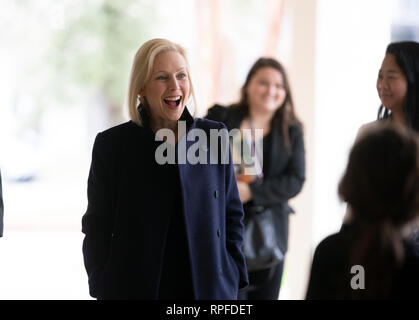 Stati Uniti il senatore Kirsten Gillibrand, un democratico di New York, arriva all'Ann Richards scuola per giovani donne leader di Austin mentre su una raccolta fondi oscillare attraverso il Texas. Gillibrand, 52, ha annunciato la sua offerta per il 2020 democratica nomina presidenziale nel gennaio 2019. Foto Stock