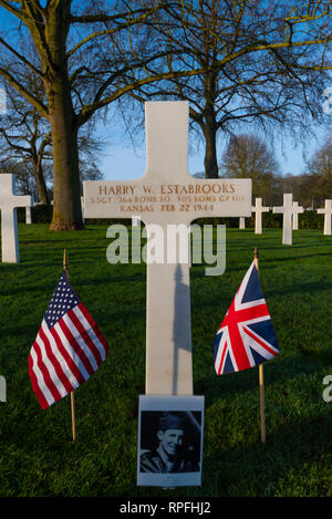 Un flypast di noi e RAF aeromobile è stato organizzato a sorvolare il sito del crash di B-17 bombardiere 'Mio Amigo" per il settantacinquesimo anniversario della manifestazione a Sheffield. Il USAF F-15 fighters ha continuato a Cambridge cimitero americano a che 3 dei 10 uomo equipaggio sono interrati. Il personale Sgt Harry W Estabrooks, Sgt Maurice D Robbins e Sgt Charles H Tuttle sono stati ricordati nel corso di una cerimonia presso il cimitero prima della flypast. Le loro iscrizioni evidenziata con la sabbia dalle spiagge della Normandia. Altri 7 equipaggi restituito a noi Foto Stock