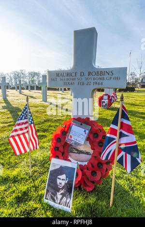 Un flypast di noi e RAF aeromobile è stato organizzato a sorvolare il sito del crash di B-17 bombardiere 'Mio Amigo" per il settantacinquesimo anniversario della manifestazione a Sheffield. Il USAF F-15 fighters ha continuato a Cambridge cimitero americano a che 3 dei 10 uomo equipaggio sono interrati. Il personale Sgt Harry W Estabrooks, Sgt Maurice D Robbins e Sgt Charles H Tuttle sono stati ricordati nel corso di una cerimonia presso il cimitero prima della flypast. Le loro iscrizioni evidenziata con la sabbia dalle spiagge della Normandia. Altri 7 equipaggi restituito a noi Foto Stock