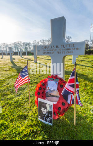 Un flypast di noi e RAF aeromobile è stato organizzato a sorvolare il sito del crash di B-17 bombardiere 'Mio Amigo" per il settantacinquesimo anniversario della manifestazione a Sheffield. Il USAF F-15 fighters ha continuato a Cambridge cimitero americano a che 3 dei 10 uomo equipaggio sono interrati. Il personale Sgt Harry W Estabrooks, Sgt Maurice D Robbins e Sgt Charles H Tuttle sono stati ricordati nel corso di una cerimonia presso il cimitero prima della flypast. Le loro iscrizioni evidenziata con la sabbia dalle spiagge della Normandia. Altri 7 equipaggi restituito a noi Foto Stock