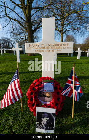 Un flypast di noi e RAF aeromobile è stato organizzato a sorvolare il sito del crash di B-17 bombardiere 'Mio Amigo" per il settantacinquesimo anniversario della manifestazione a Sheffield. Il USAF F-15 fighters ha continuato a Cambridge cimitero americano a che 3 dei 10 uomo equipaggio sono interrati. Il personale Sgt Harry W Estabrooks, Sgt Maurice D Robbins e Sgt Charles H Tuttle sono stati ricordati nel corso di una cerimonia presso il cimitero prima della flypast. Le loro iscrizioni evidenziata con la sabbia dalle spiagge della Normandia. Altri 7 equipaggi restituito a noi Foto Stock