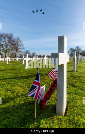 Un flypast di noi e RAF aeromobile è stato organizzato a sorvolare il sito del crash di B-17 bombardiere 'Mio Amigo" per il settantacinquesimo anniversario della manifestazione a Sheffield. Il USAF F-15 fighters ha continuato a Cambridge cimitero americano a che 3 dei 10 uomo equipaggio sono interrati. Il personale Sgt Harry W Estabrooks, Sgt Maurice D Robbins e Sgt Charles H Tuttle sono stati ricordati nel corso di una cerimonia presso il cimitero prima della flypast. Le loro iscrizioni evidenziata con la sabbia dalle spiagge della Normandia. Altri 7 equipaggi restituito a noi Foto Stock