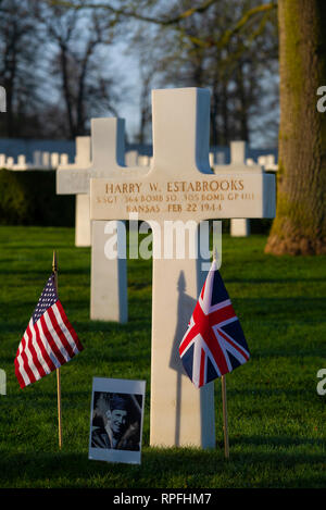 Un flypast di noi e RAF aeromobile è stato organizzato a sorvolare il sito del crash di B-17 bombardiere 'Mio Amigo" per il settantacinquesimo anniversario della manifestazione a Sheffield. Il USAF F-15 fighters ha continuato a Cambridge cimitero americano a che 3 dei 10 uomo equipaggio sono interrati. Il personale Sgt Harry W Estabrooks, Sgt Maurice D Robbins e Sgt Charles H Tuttle sono stati ricordati nel corso di una cerimonia presso il cimitero prima della flypast. Le loro iscrizioni evidenziata con la sabbia dalle spiagge della Normandia. Altri 7 equipaggi restituito a noi Foto Stock