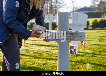 Un flypast di noi e RAF aeromobile è stato organizzato a sorvolare il sito del crash di B-17 bombardiere 'Mio Amigo" per il settantacinquesimo anniversario della manifestazione a Sheffield. Il USAF F-15 fighters ha continuato a Cambridge cimitero americano a che 3 dei 10 uomo equipaggio sono interrati. Il personale Sgt Harry W Estabrooks, Sgt Maurice D Robbins e Sgt Charles H Tuttle sono stati ricordati nel corso di una cerimonia presso il cimitero prima della flypast. Le loro iscrizioni evidenziata con la sabbia dalle spiagge della Normandia. Altri 7 equipaggi restituito a noi Foto Stock