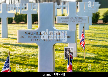 Un flypast di noi e RAF aeromobile è stato organizzato a sorvolare il sito del crash di B-17 bombardiere 'Mio Amigo" per il settantacinquesimo anniversario della manifestazione a Sheffield. Il USAF F-15 fighters ha continuato a Cambridge cimitero americano a che 3 dei 10 uomo equipaggio sono interrati. Il personale Sgt Harry W Estabrooks, Sgt Maurice D Robbins e Sgt Charles H Tuttle sono stati ricordati nel corso di una cerimonia presso il cimitero prima della flypast. Le loro iscrizioni evidenziata con la sabbia dalle spiagge della Normandia. Altri 7 equipaggi restituito a noi Foto Stock