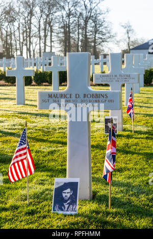 Un flypast di noi e RAF aeromobile è stato organizzato a sorvolare il sito del crash di B-17 bombardiere 'Mio Amigo" per il settantacinquesimo anniversario della manifestazione a Sheffield. Il USAF F-15 fighters ha continuato a Cambridge cimitero americano a che 3 dei 10 uomo equipaggio sono interrati. Il personale Sgt Harry W Estabrooks, Sgt Maurice D Robbins e Sgt Charles H Tuttle sono stati ricordati nel corso di una cerimonia presso il cimitero prima della flypast. Le loro iscrizioni evidenziata con la sabbia dalle spiagge della Normandia. Altri 7 equipaggi restituito a noi Foto Stock