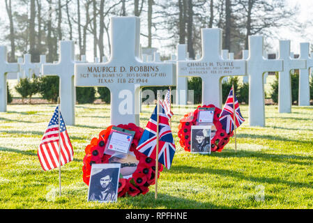 Un flypast di noi e RAF aeromobile è stato organizzato a sorvolare il sito del crash di B-17 bombardiere 'Mio Amigo" per il settantacinquesimo anniversario della manifestazione a Sheffield. Il USAF F-15 fighters ha continuato a Cambridge cimitero americano a che 3 dei 10 uomo equipaggio sono interrati. Il personale Sgt Harry W Estabrooks, Sgt Maurice D Robbins e Sgt Charles H Tuttle sono stati ricordati nel corso di una cerimonia presso il cimitero prima della flypast. Le loro iscrizioni evidenziata con la sabbia dalle spiagge della Normandia. Altri 7 equipaggi restituito a noi Foto Stock