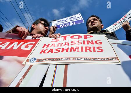 Srinagar Kashmir. 22 feb 2019. Un membro del Kashmir, Camera di Commercio e Industria (KCCI) visto tenendo un cartello dicendo stop molesto kashmiris durante la protesta a Srinagar.proteste scoppiò a Srinagar contro i molteplici attacchi a del Kashmir nel Jammu e in altre parti del paese in seguito all'attacco militante su un paramilitare riserva centrale forza di polizia (CRPF) convoglio nel sud del Kashmir uccidendo 40 troopers su Feb 14. Credito: Saqib Majeed SOPA/images/ZUMA filo/Alamy Live News Foto Stock