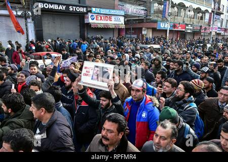 Srinagar Kashmir. 22 feb 2019. Gli operatori del Kashmir sono visto che partecipano durante la protesta a Srinagar.proteste scoppiò a Srinagar contro i molteplici attacchi a del Kashmir nel Jammu e in altre parti del paese in seguito all'attacco militante su un paramilitare riserva centrale forza di polizia (CRPF) convoglio nel sud del Kashmir uccidendo 40 troopers su Feb 14. Credito: Saqib Majeed SOPA/images/ZUMA filo/Alamy Live News Foto Stock