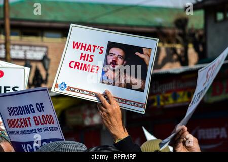 Srinagar Kashmir. 22 feb 2019. Un membro del Kashmir, Camera di Commercio e Industria (KCCI) visto tenendo un cartello durante la protesta a Srinagar.proteste scoppiò a Srinagar contro i molteplici attacchi a del Kashmir nel Jammu e in altre parti del paese in seguito all'attacco militante su un paramilitare riserva centrale forza di polizia (CRPF) convoglio nel sud del Kashmir uccidendo 40 troopers su Feb 14. Credito: Saqib Majeed SOPA/images/ZUMA filo/Alamy Live News Foto Stock