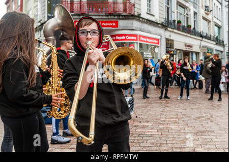 Cork, Irlanda. Il 22 febbraio, 2019. Cork basato brass band "ottone ribelle" svolto in Cork city centre di fronte a ingenti folle di oggi. La band composta da dodici a diciotto anni i giovani hanno giocato sul tardi Late Show giocattolo in novembre. Credito: Andy Gibson/Alamy Live News. Foto Stock