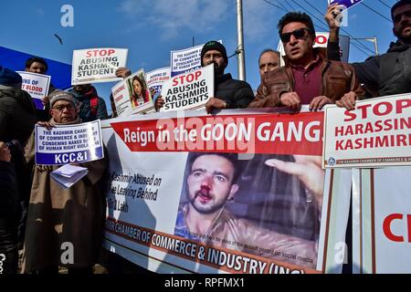 Srinagar Kashmir. 22 feb 2019. Membri del Kashmir, Camera di Commercio e Industria (KCCI) sono visti tenendo cartelli e striscioni durante la protesta a Srinagar.proteste scoppiò a Srinagar contro i molteplici attacchi a del Kashmir nel Jammu e in altre parti del paese in seguito all'attacco militante su un paramilitare riserva centrale forza di polizia (CRPF) convoglio nel sud del Kashmir uccidendo 40 troopers su Feb 14. Credito: Saqib Majeed SOPA/images/ZUMA filo/Alamy Live News Foto Stock