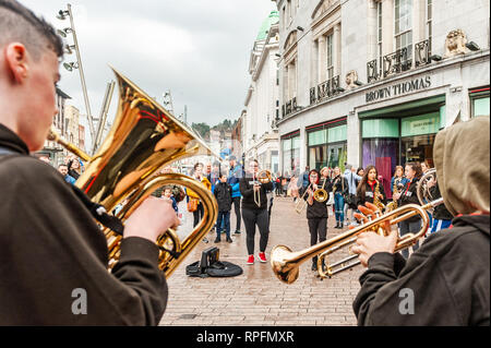 Cork, Irlanda. Il 22 febbraio, 2019. Cork basato brass band "ottone ribelle" svolto in Cork city centre di fronte a ingenti folle di oggi. La band composta da dodici a diciotto anni i giovani hanno giocato sul tardi Late Show giocattolo in novembre. Credito: Andy Gibson/Alamy Live News. Foto Stock