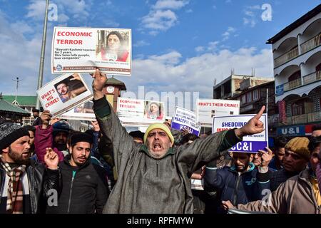 Srinagar Kashmir. 22 feb 2019. Un membro del Kashmir, Camera di Commercio e Industria (KCCI) visto tenendo un cartelloni mentre urlando pro-libertà di slogan durante la protesta a Srinagar.proteste scoppiò a Srinagar contro i molteplici attacchi a del Kashmir nel Jammu e in altre parti del paese in seguito all'attacco militante su un paramilitare riserva centrale forza di polizia (CRPF) convoglio nel sud del Kashmir uccidendo 40 troopers su Feb 14. Credito: Saqib Majeed SOPA/images/ZUMA filo/Alamy Live News Foto Stock