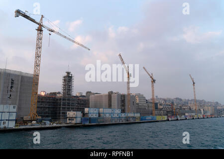 Istanbul, Turchia - 21 Febbraio 2019 : La Istanbul Progetto Galataport processo di costruzione presso il quartiere Karakoy. Ci sono grandi gru e i dettagli dell'area di costruzione sono visibili. Credito: Engin Sezer/Alamy Live News Foto Stock