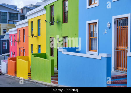 Dettaglio le variopinte facciate delle case a Bo Kaap, Cape Town. Vista del lato in salita street con rinnovata di colori Foto Stock