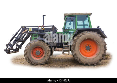 Vista laterale di un trattore potente progettato per varie opere su un country farm. Chiuso saloon, ruote rosse. Foto isolate.Apparecchiatura per un caseificio. Foto Stock