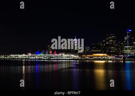 Canada Place di notte a Vancouver, British Columbia, Canada Foto Stock