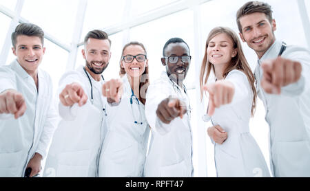 Certi colleghi medici insieme permanente Foto Stock