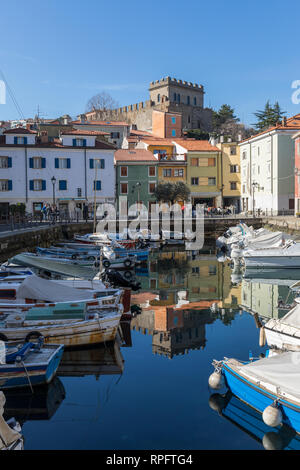 Muggia centro città, dal vecchio porto e castello, Friuli Venezia Giulia, Italia Foto Stock