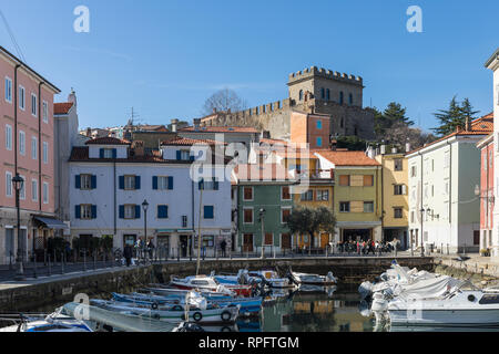 Muggia centro città, dal vecchio porto e castello, Friuli Venezia Giulia, Italia Foto Stock