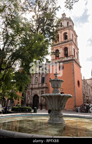 La facciata barocca del Templo de San Francisco o la chiesa di San Francisco lungo la Guerrero giardino nella capitale dello stato di San Luis Potosi, Messico. Foto Stock