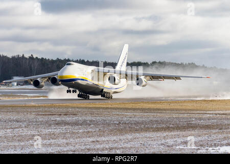 Antonov un124 Ruslan decollare lasciando una tempesta di neve dietro Foto Stock