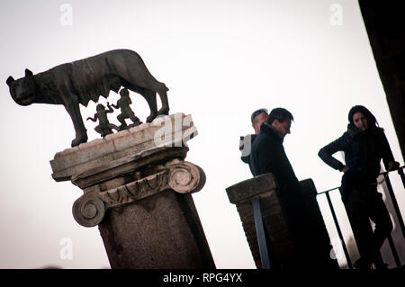 Roma, Italia. Il 21 febbraio, 2019. Tre donne " uniti dal destino solo di vivere il dramma della casa e la povertà", alle ore 10.30 di essi stessi concatenate sulla scala all'ingresso del Campidoglio a Roma. Credito: Andrea Ronchini/Pacific Press/Alamy Live News Foto Stock