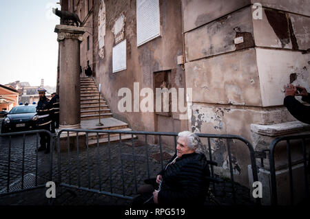 Roma, Italia. Il 21 febbraio, 2019. Tre donne " uniti dal destino solo di vivere il dramma della casa e la povertà", alle ore 10.30 di essi stessi concatenate sulla scala all'ingresso del Campidoglio a Roma. Credito: Andrea Ronchini/Pacific Press/Alamy Live News Foto Stock