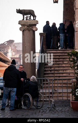 Roma, Italia. Il 21 febbraio, 2019. Tre donne " uniti dal destino solo di vivere il dramma della casa e la povertà", alle ore 10.30 di essi stessi concatenate sulla scala all'ingresso del Campidoglio a Roma. Credito: Andrea Ronchini/Pacific Press/Alamy Live News Foto Stock