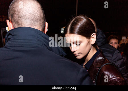 Milano, Italia. Il 21 febbraio, 2019. Modello Kaia Gerber visto al di fuori di Prada mostra durante la settimana della moda milanese Autunno/Inverno 2019/20 Credito: Alessandro Bremec/Pacific Press/Alamy Live News Foto Stock