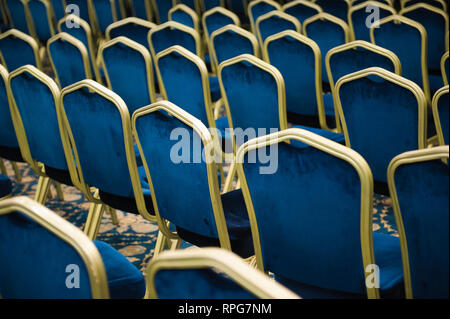 Svuotare il cinema auditorium. un gran numero di velluto blu sedie in fila. Foto Stock