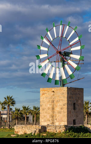 Mulino a vento in scena rurale vicino a Campos, Maiorca, isole Baleari, Spagna Foto Stock