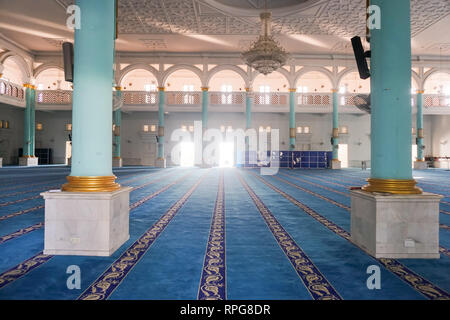 Vista interna della Moschea Blu di Sultan Ismail moschea, Muar, Johore, Malaysia. Foto Stock