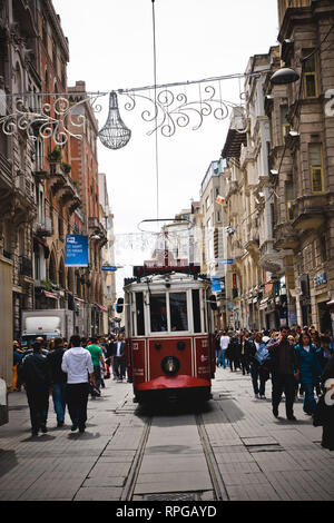 Istanbul, Turchia - 8 Aprile 2012: Tram crossing Taksim Avenue alla sua piazza nel centro del tranquillo per turisti. Foto Stock