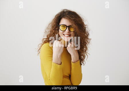 Bella giovane donna in un boxer stand in posa su uno sfondo grigio. Le donne del potere e uguaglianza - concetto. Foto Stock