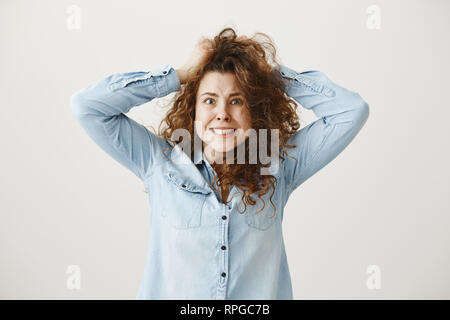 Ritratto di orinato sconvolto arrabbiato femmina, essendo scontento e infelice, isolate su grigio di sfondo per studio. Foto Stock